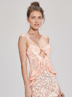 Osez rêver d'une mini-robe à volants en dentelle