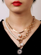 Collier de luxe pour femme avec un design multicouche