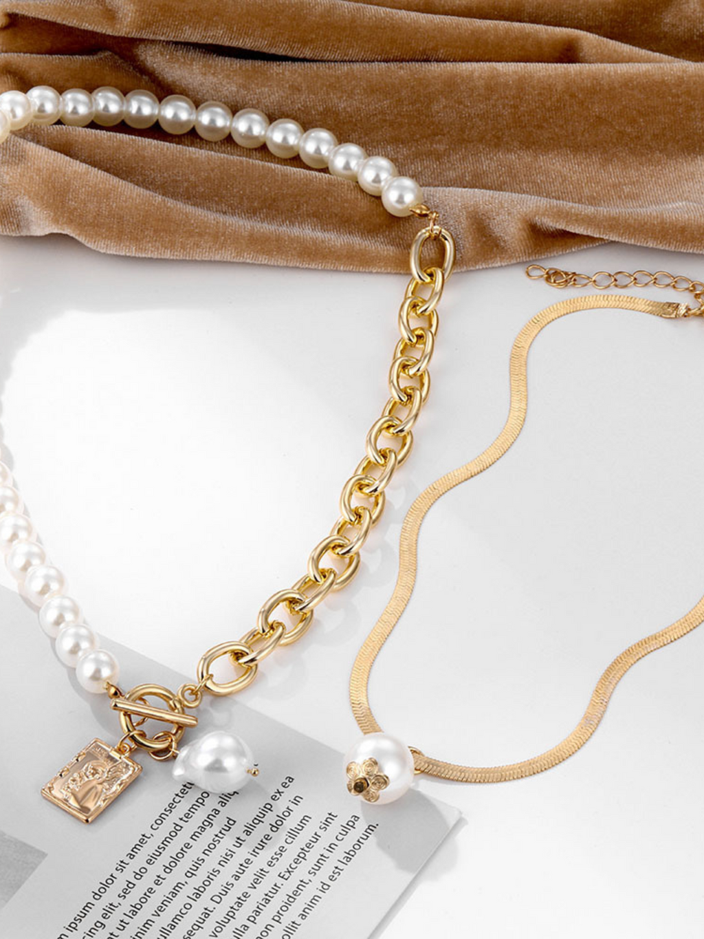 Collier de luxe pour femme avec un design multicouche