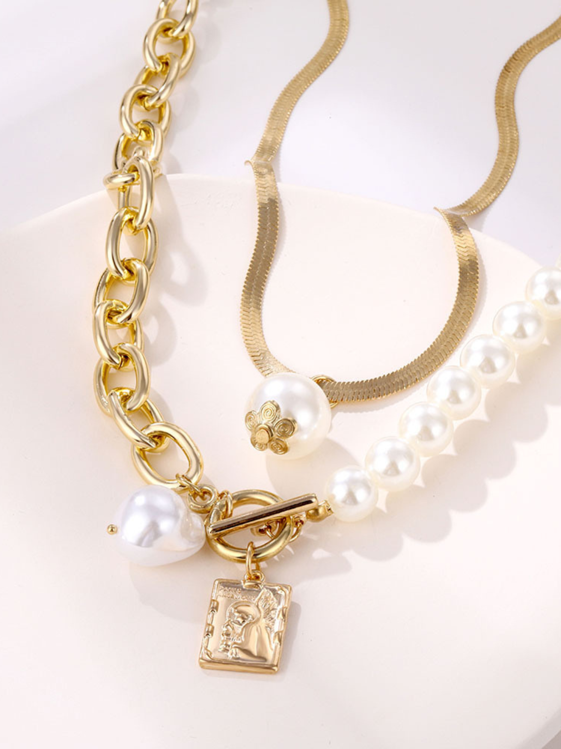 Collier de luxe pour femme avec un design multicouche